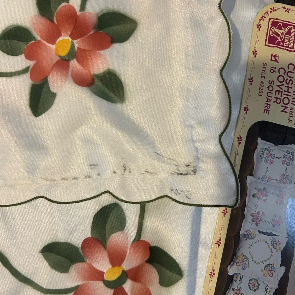 Classic Doily over 30 collection cushion cover w/ floral pattern vint set of 2
